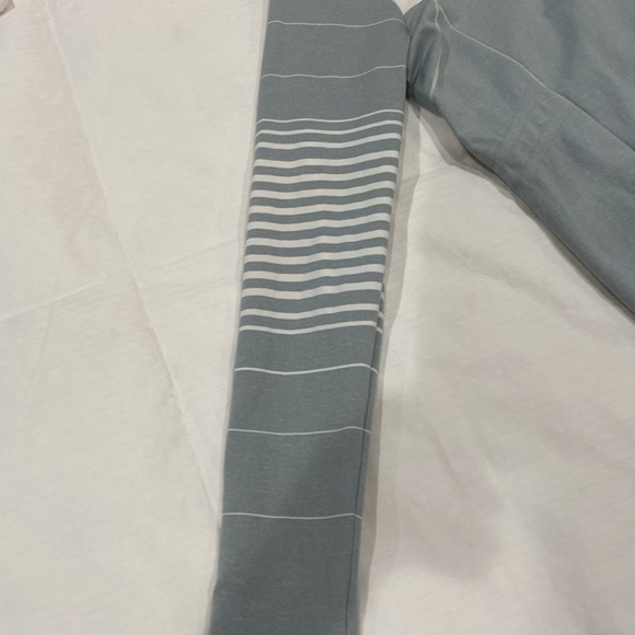 Athleta hooded long sleeve lightweight shirt  size: M   Color: gray and white - Picture 3 of 5